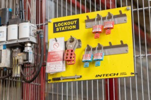 LoToTo-paneel op veiligheidshekwerk bij een productiemachine